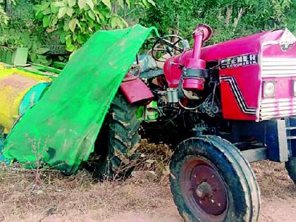 Truck carrying tractor collapses | भरधाव ट्रकची ट्रॅक्टरला धडक