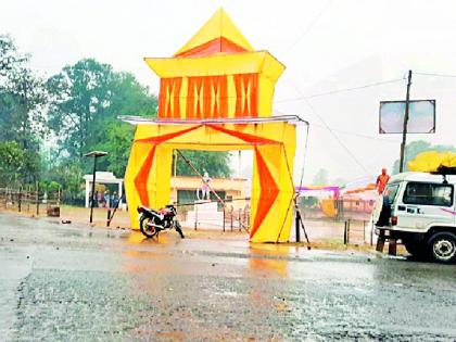 Precipitation rains everywhere in the district | जिल्ह्यात सर्वत्र अवकाळी पावसाची हजेरी