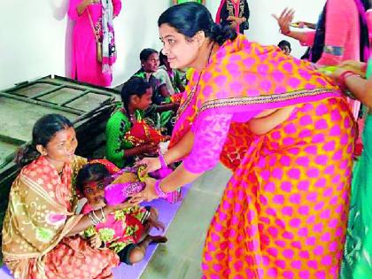‘त्या ’ माऊलीच्या हाताने भरली त्यांची ओटी