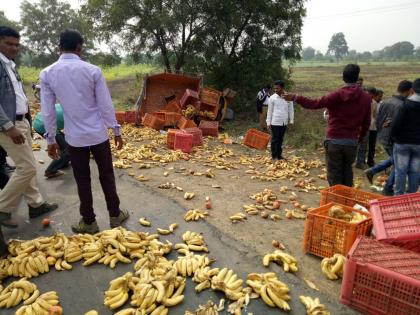 AUTO STOCK; Three injured | आॅटोला धडक; तीन जण जखमी