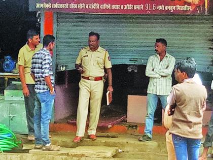 Jat in Jat looted Rs | जतमध्ये सराफी दुकान फोडून १५ लाखांचा ऐवज लंपास