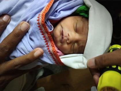 Four-day-old infants were found in the field | चार दिवसाचे अर्भक शेतात आढळले