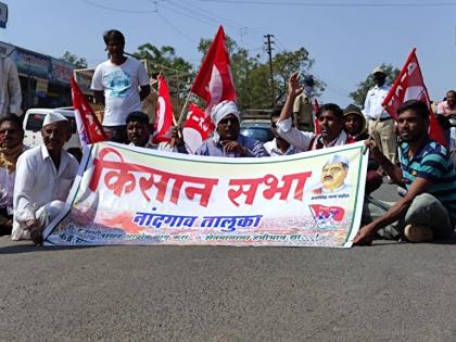 Block the road on behalf of Manmadla Kisan Sabha | मनमाडला किसान सभेतर्फे रास्ता रोको