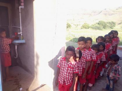 After 7 years, the students got water at Mainkhand School | मेनखिंड शाळेत २० वर्षानंतर विद्यार्थ्यांना मिळाले पाणी