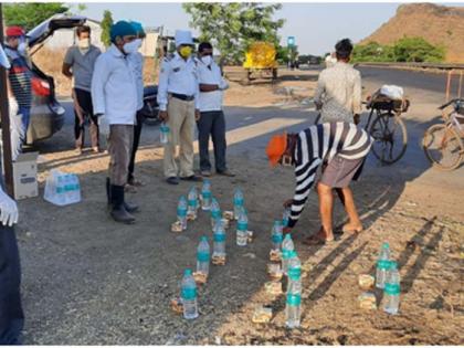  Navratna Group helps pedestrians | नवरत्न ग्रुपतर्फे पायी प्रवास करणाऱ्यांना मदत