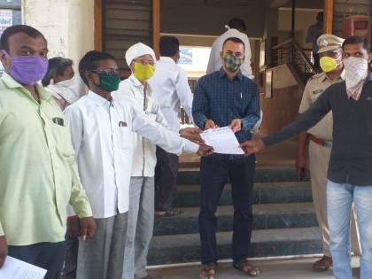 Demonstration at Taloda tehsil office by Lok Sangharsh Morcha | लोकसंघर्ष मोर्चातर्फे तळोदा तहसील कार्यालयावर निदर्शने Demonstration at Taloda tehsil office by Lok Sangharsh Morcha | लोकसंघर्ष मोर्चातर्फे तळोदा तहसील कार्यालयावर निदर्शने