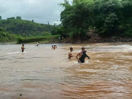 Life-threatening journey through waist-deep water | कमरेइतक्या पाण्यातून जीवघेणा प्रवास