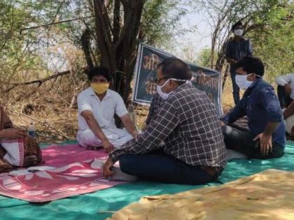 Take the workers to the village for free | श्रमिकांना विनामूल्य गावी पोहोचवा Take the workers to the village for free | श्रमिकांना विनामूल्य गावी पोहोचवा