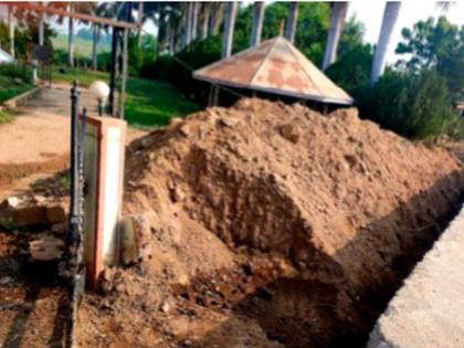 The protective wall collapsed when there was no obstruction | अडथळा नसताना संरक्षक भिंत पाडली The protective wall collapsed when there was no obstruction | अडथळा नसताना संरक्षक भिंत पाडली