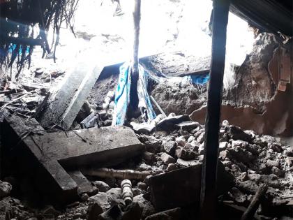 Two people were injured when light collapsed on the wall | प्रकाशा येथे भिंत कोसळून दोन जण जखमी