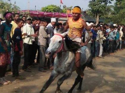 Horseman in the 'saddle' holding a helmet this year! | ‘काठी’तील घोडेस्वार यंदा ‘हेल्मेट’धारी!