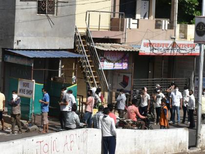 Queues in the district from 6 a.m. for liquor purchases | मद्य खरेदीसाठी जिल्ह्यात सकाळी सहापासून रांगा Queues in the district from 6 a.m. for liquor purchases | मद्य खरेदीसाठी जिल्ह्यात सकाळी सहापासून रांगा