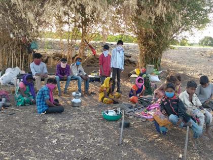 Separation of outside laborers under the tree | बाहेरुन आलेल्या मजुरांचे झाडाखाली विलगीकरण Separation of outside laborers under the tree | बाहेरुन आलेल्या मजुरांचे झाडाखाली विलगीकरण