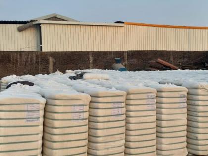 Cotton purchase closed as there was no storage space | साठा करण्यास जागा नसल्याने कापूस खरेदी बंद Cotton purchase closed as there was no storage space | साठा करण्यास जागा नसल्याने कापूस खरेदी बंद