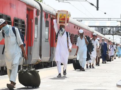 Bihari students from Jamia leave by train | जामियातील बिहारी विद्यार्थी रेल्वेने रवाना Bihari students from Jamia leave by train | जामियातील बिहारी विद्यार्थी रेल्वेने रवाना