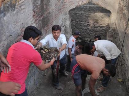 Cleanliness of the ancient barve at the palanquin | पाळधी येथील प्राचिन बारवची स्वच्छता