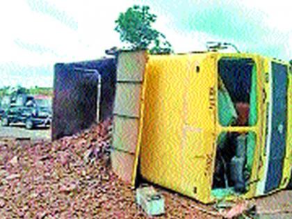 Dumper reversed, driver injured | डंपर उलटला, चालक जखमी