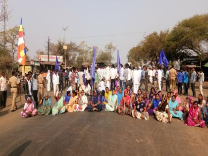 Bhaima - Rastaroko at the party in protest of the incident of the Koregaon incident | भीमा -कोरेगाव घटनेच्या निषेधार्थ पाळधी येथे रास्तारोको