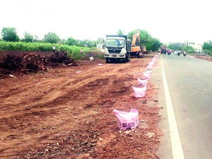 Hundreds of years old trees have gone behind the scenes due to highway work | आळंदी-मोहोळ महामार्गाच्या कामामुळे शेकडो वर्षांपूर्वीचे वृक्ष गेले पडद्याआड