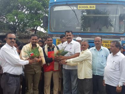 As the bus started, tribal girls' walk stopped | बस सुरू झाल्याने आदिवासी मुलींची पायपीट थांबली