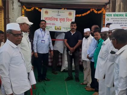 Distribution of land health cards in Peth taluka | पेठ तालुक्यात जमीन आरोग्यपत्रिकांचे वाटप