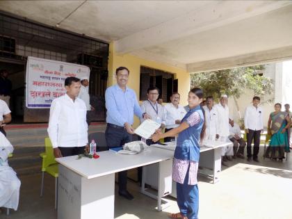 Distribution of certificates at Cohort | कोहोर येथे दाखल्यांचे वाटप