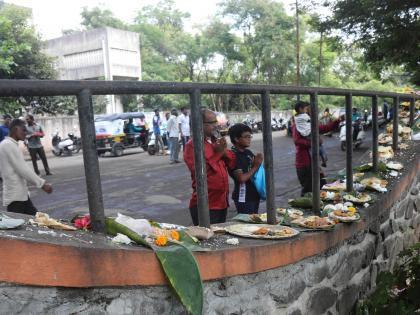 Crowd to put crow grass on Ramkunda | रामकुंडावर काक घास ठेवण्यासाठी गर्दी