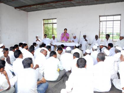 Opposition to water the water channel | जलवाहिनीला पाणी देण्यास विरोध Opposition to water the water channel | जलवाहिनीला पाणी देण्यास विरोध