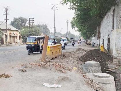 Dug a pit ... not dug; The continuous rain also uprooted the road! | खड्डा खोदला... नाही बुजवला; सततच्या पावसाने रस्ताही उखडला !