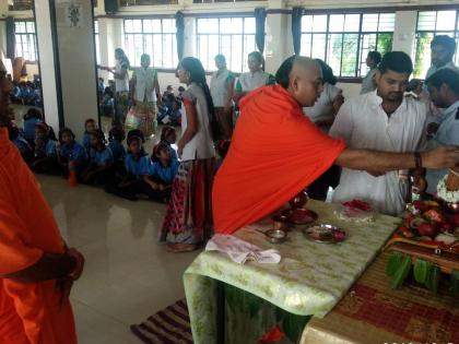 Saraswati and karaka puja in Swaminarayan gurukula in Faizpur | फैजपुरात स्वामिनारायण गुरूकुलात सरस्वती व कारका पूजन