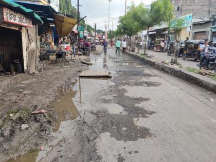 Terrible condition of internal and main roads with the people's representatives of Bhusawal | भुसावळच्या लोकप्रतिनिधींसह अंतर्गत व मुख्य रस्त्यांची भयावह स्थिती