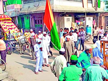 Hindu society celebrates Panjatan Moula Horse Pir Baba in Sakegaon | साकेगाव येथे हिंदू समाज बांधवांनी काढली पंजतन मौला घोडे पिर बाबांची मिरवणूक