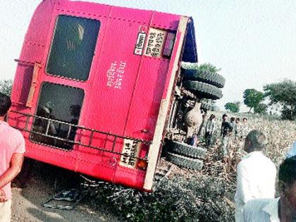 The bus took off on the ramp-ridden road | उंदीरवाडी-बोकटे रस्त्यावर बस उलटली