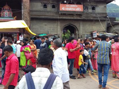 Trimbakeshwar: Trimbakeshwar Gajbajale, who went to Pradakshina | त्र्यंबकेश्वर : प्रदक्षिणेसाठी जाणाºया भाविकांनी त्र्यंबकेश्वर गजबजले