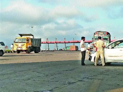 Truck driver Haraan was forced to recover the toll | सक्तीच्या ‘टोल’वसुलीमुळे ट्रक चालक हैराण