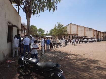  Crowds of farmers getting tokens | टोकन मिळविण्यासाठी शेतकऱ्यांची गर्दी