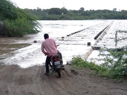 All seven dams on the river Bhima are under water | भीमा नदीवरचे सातही बंधारे पाण्याखाली; नदीकाठच्या १६ गावांना सतर्कतेचा इशारा