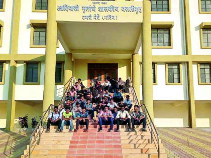 Students' stitches in front of an incomplete hostel | अपूर्ण वसतिगृहासमोर विद्यार्थ्यांचा ठिय्या