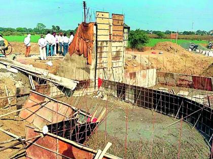 The allegations of unauthorized construction in the bridge | पुलाच्या बांधकामात गैरप्रकाराचा आरोप