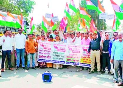 Wardha-Nagpur highway blocked due to farmers' agitation | शेतकऱ्यांच्या आंदोलनामुळे वर्धा-नागपूर महामार्ग ठप्प