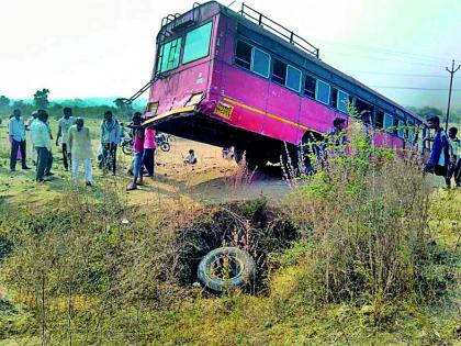 Accident due to stairing free | स्टेअरिंग फ्री झाल्याने बसला अपघात