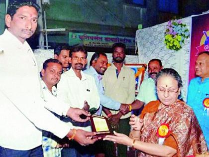  Felicitation of 'Manusaki wall' members | ‘माणुसकीची भिंत’ सदस्यांचा सत्कार