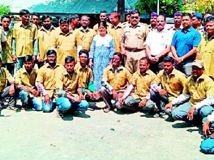 Honor of autorickshaw drivers at Kalamb | कळंब येथे आॅटोरिक्षाचालकांचा सन्मान