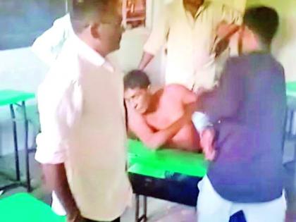The teacher who abused the student in the classroom was beaten | विद्यार्थिनीवर वर्गात अत्याचार करणाऱ्या शिक्षकाला चोपले The teacher who abused the student in the classroom was beaten | विद्यार्थिनीवर वर्गात अत्याचार करणाऱ्या शिक्षकाला चोपले