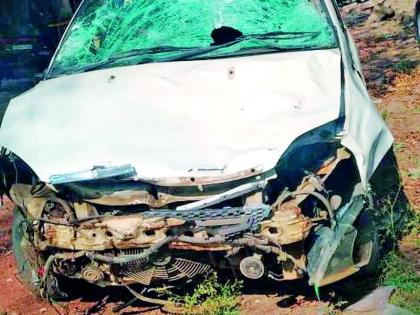 Two people were killed while chatting on a divider after being hit by a speeding vehicle | सुसाट वाहनाने ठोकरल्याने दुभाजकावर गप्पा मारत बसलेल्या दोघांचा मृत्यू Two people were killed while chatting on a divider after being hit by a speeding vehicle | सुसाट वाहनाने ठोकरल्याने दुभाजकावर गप्पा मारत बसलेल्या दोघांचा मृत्यू