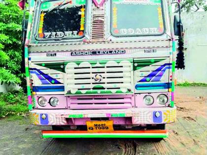 The loaded truck crushed the youth; The father is serious | भरधाव ट्रकने युवकास चिरडले; वडील गंभीर The loaded truck crushed the youth; The father is serious | भरधाव ट्रकने युवकास चिरडले; वडील गंभीर