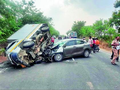 Uncontrolled cargo hit the car | अनियंत्रित मालवाहूची कारला जबर धडक Uncontrolled cargo hit the car | अनियंत्रित मालवाहूची कारला जबर धडक