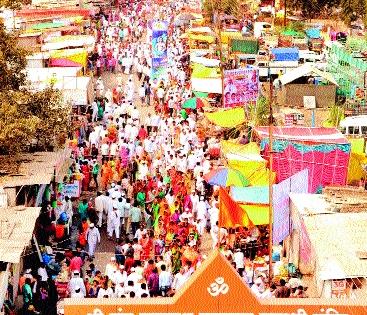 Lakhs of devotees of Nathacharani at Paithan | पैठण येथे लाखो भाविक नाथचरणी