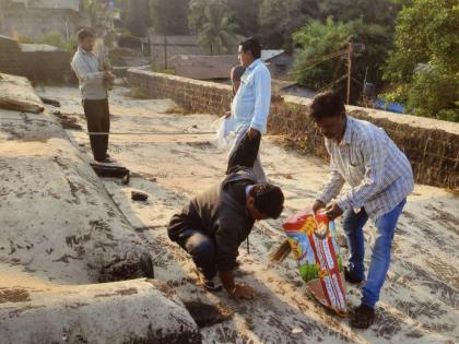 Kolhapur: Cleanliness of Sambhaji Bridge in Laxmipuri, DCFC Foundation's initiative | कोल्हापूर : लक्ष्मीपुरीतील संभाजी पुलाची स्वच्छता, डीसीएफसी फौंडेशनचा उपक्रम