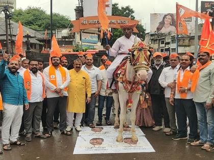 MLA Sanjay Gaikwad's photograph who made absurd statements about Chhatrapati Sambhaji Maharaj, was crushed under the hooves of horses in kolhapur | महापुरुषांबद्दल बेताल वक्तव्य, कोल्हापुरात आमदार संजय गायकवाड यांचे छायाचित्र घोड्यांच्या टापांखाली चिरडले MLA Sanjay Gaikwad's photograph who made absurd statements about Chhatrapati Sambhaji Maharaj, was crushed under the hooves of horses in kolhapur | महापुरुषांबद्दल बेताल वक्तव्य, कोल्हापुरात आमदार संजय गायकवाड यांचे छायाचित्र घोड्यांच्या टापांखाली चिरडले